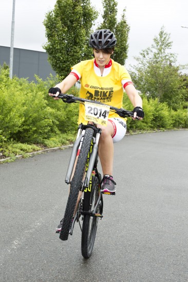 Andrea Kabická staví kolo na zadní