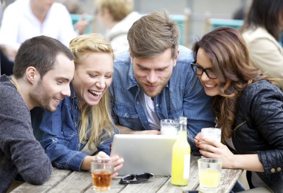 mladi lide_ipad_drink