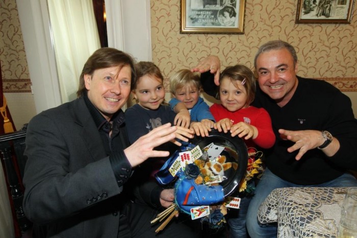 Martin Zounar s dětmi a Pavel Kožíšek