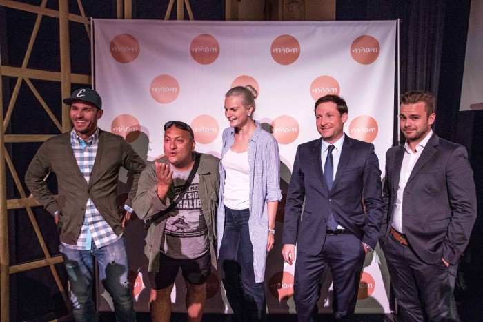 Leoš Mareš, Iva Pazderková a Partik Hezucký s vedením TV Mňam