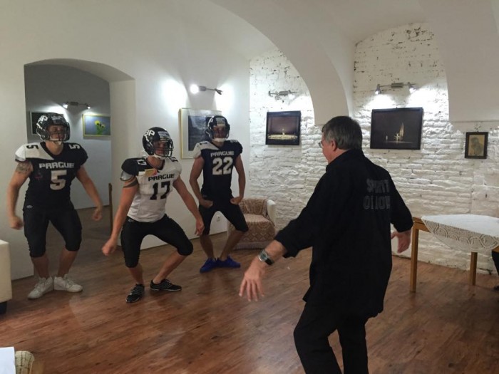 Vlastimil Harapes trénuje hráče amerického fotbalu_1