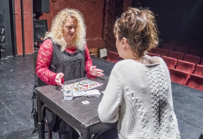 Damská jízda_kartářka