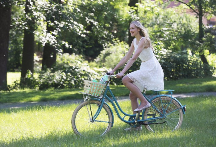Poděbradka používá ve spotu opět motiv dívky na kole