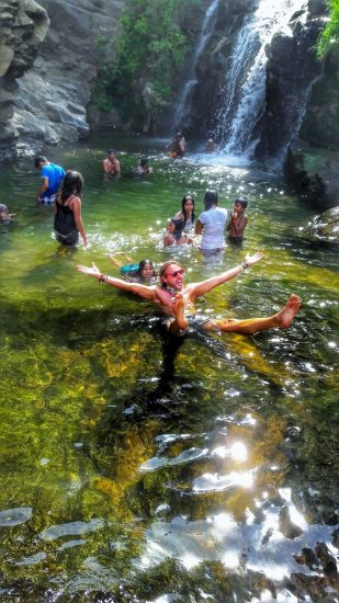 uprostred-srilanske-divociny-si-tuna-uzival-s-mistnimi-ve-vodopadech