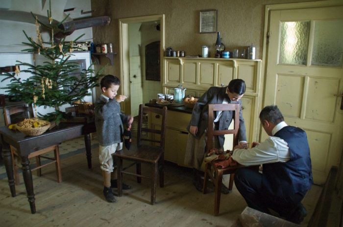 vanocni-strom-republiky_zvyk-strojeni-vanocniho-stromecku-pevne%0d%0a-zakotvil-v-ceskych-tradicich-az-po-prvni-svetove-valce