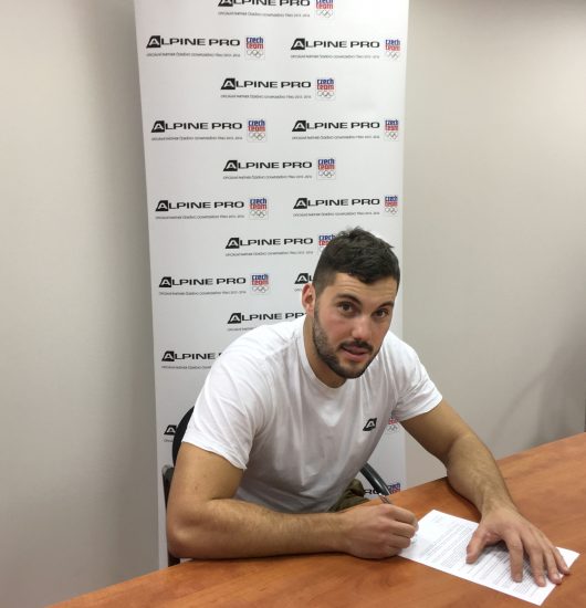 Josef Dostál při podpisu nové smlouvy