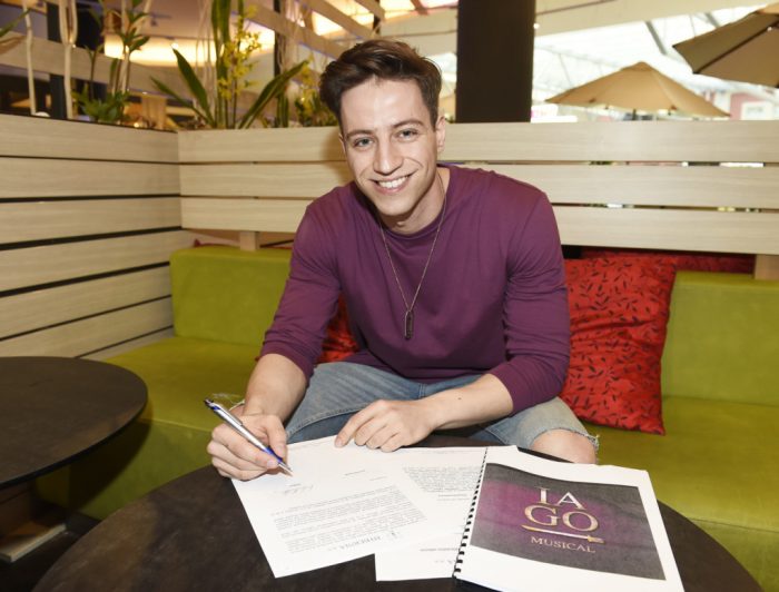 1 Milan Peroutka při podpisu smlouvy DSC3767