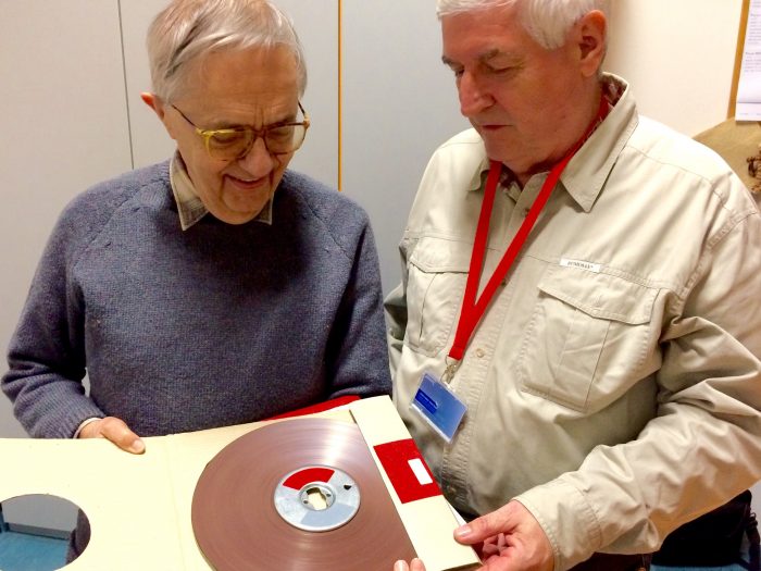 Herec a scenárista Miloň Čepelka a zvukař Zdeněk Tichý s nalezeným páskem, foto Tomáš Černý