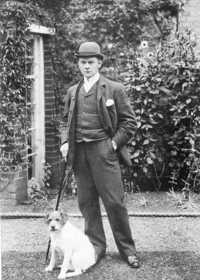 JKJ s teriérem Jimem někdy koncem 90. let 19. stol