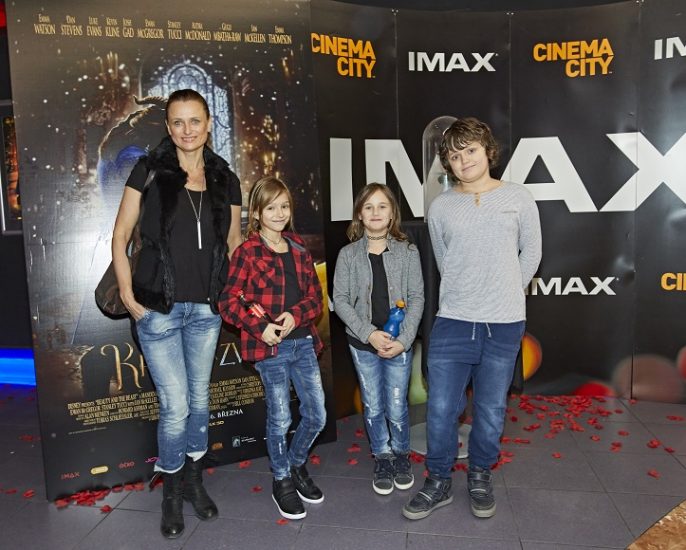 Jana Adamcová s dětmi IMAX