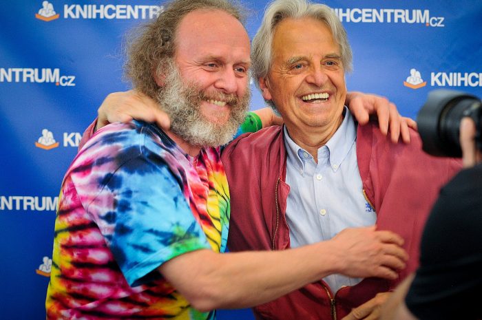 Jaroslav Dušek a Clemens Kuby na autogramiádJarosalv Dušek a Clemens Kuby v objetí na autogramiádě v Domě knihy Knihcentrum v Ostravě, duben 20