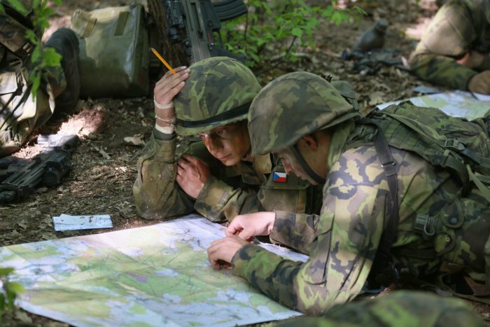 Natáčení dokumentu s názvem Provedu ve vojenském výcvikovém prostoru Vyškov, který zachycuje příběh rekrutů – zájemců o práci vojáka z povolání 11. května 2016.
