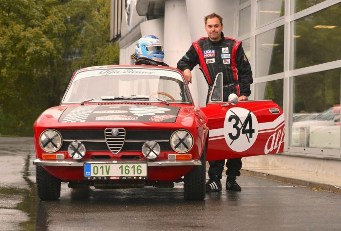 Automobilový závodník Filip Sajler s historickým vozem Alfa Romeo Junior