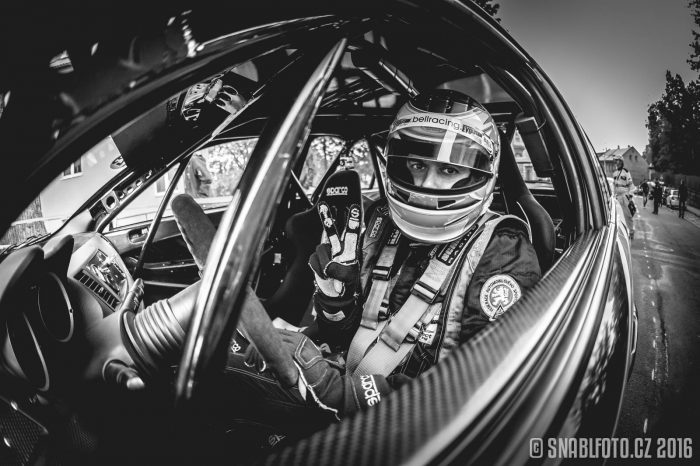 Nejrychlejší kuchař Filip Sajler v kokpitu závodního vozu
