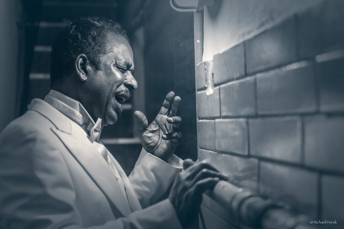 Chuck Wesley se připravuje v zákulisí. Foto Richard Horák.