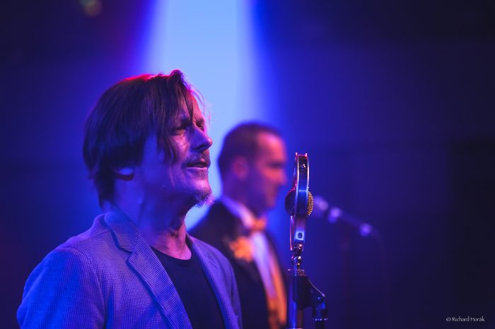 Michal Malátný zpívá swingový cover své písně Každý ráno. Foto Richard Horák