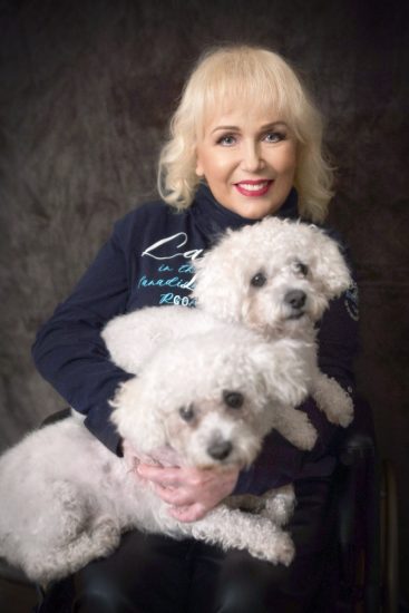 Marika_Gombitová_se_svými_pejsky_bišonky_Lucky_a_Láskou_Foto_Crystal_studio_MG_3858