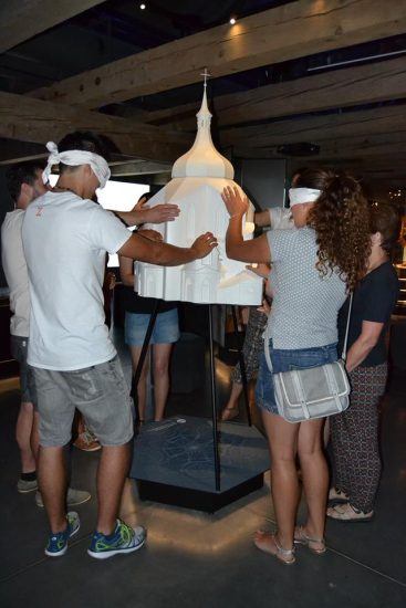 Na zámku ve Žďáru nad Sázavou zavážou návštěvníkům oči, ti zažijí svět nevidomých