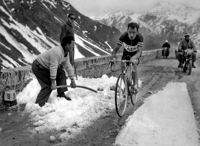 Charly Gaul na úpatí Monte Bondone, které se stalo symbolem Gira 1956 - náhled