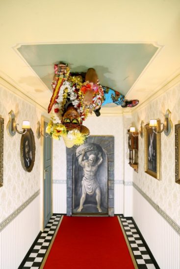 Dan Nekonecny leze po strope v antigravitacni mistnosti