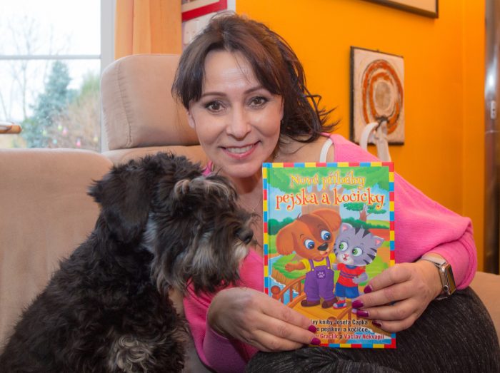 Heidi a její Eda čtou Nové přiběhy pejska a kočicky Foto MV knihy