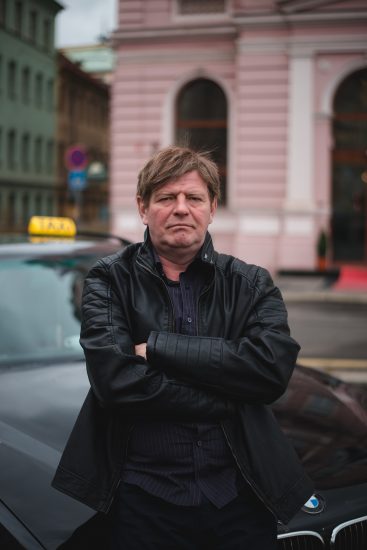 Noha je v nové roli za pořádného drsňáka. Zdroj_Stream.cz