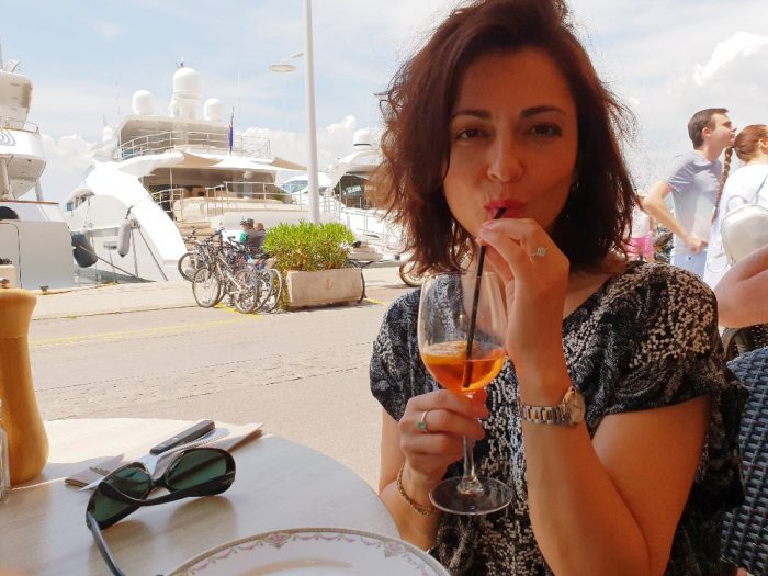 Eva Borska1 - Drink s vyhledem na luxusni jakchty