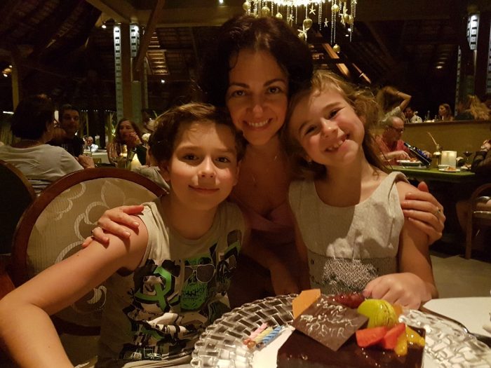 Mauricius2-Syn Evy Borské oslavil na dovolené na Mauriciu i své 11. narozeniny. Dort byl překvapením od luxusního hotelu, kde byli ubytovaní