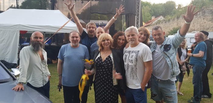 Okoř se šťávou 2018 - Se členy Boom Bandu, jeho kapelníkem Jiřím Dvořákem, svou asistentkou Renatou Veselou a se svým řid