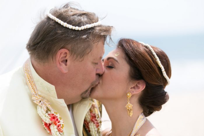 44 Eva a Jiri Borsti - svatebni polibek nemohl ani na thajske svatbe chybet