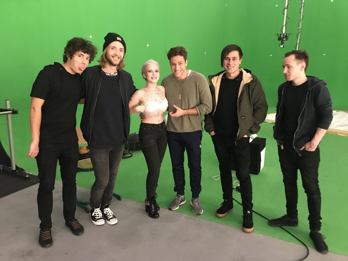 Backstage natáčení klipu Burn It Down a kapela Perutě