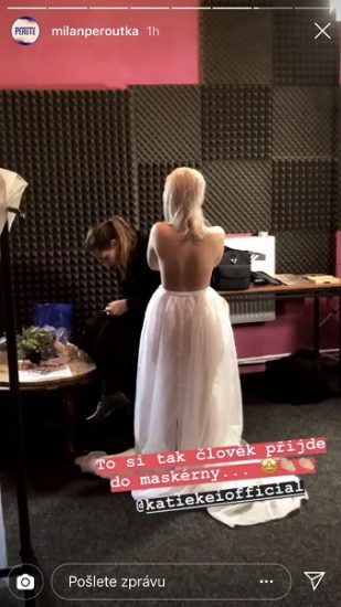 Téměř nahá Katie Kei v šatně