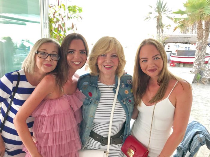 Hanka s Peterovou manzelkou Etelou a jejich dcerami Barborkou a Viktorkou