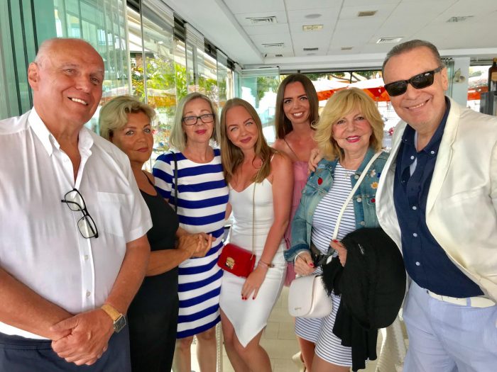 Hanka se Stefanem se Stefanovym bratrem Janem, jeho prvni manzelkou Marii a s manzelkou bratra Petera Etelou a jejich dcerami Viktorkou a Barborkou