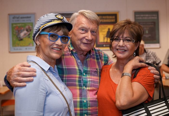 Slavnostní køest knihy Petra Matìjèka a Josefa Dvoøáka NA KAFI S JOSEFEM DVOØÁKEM v Paláci Luxor. Role kmotrù se ujali Jana Paulová, Vladimír Remek, Jana Paulová, Eva Tùmová,Petra Èernocká,Marie Tomsová