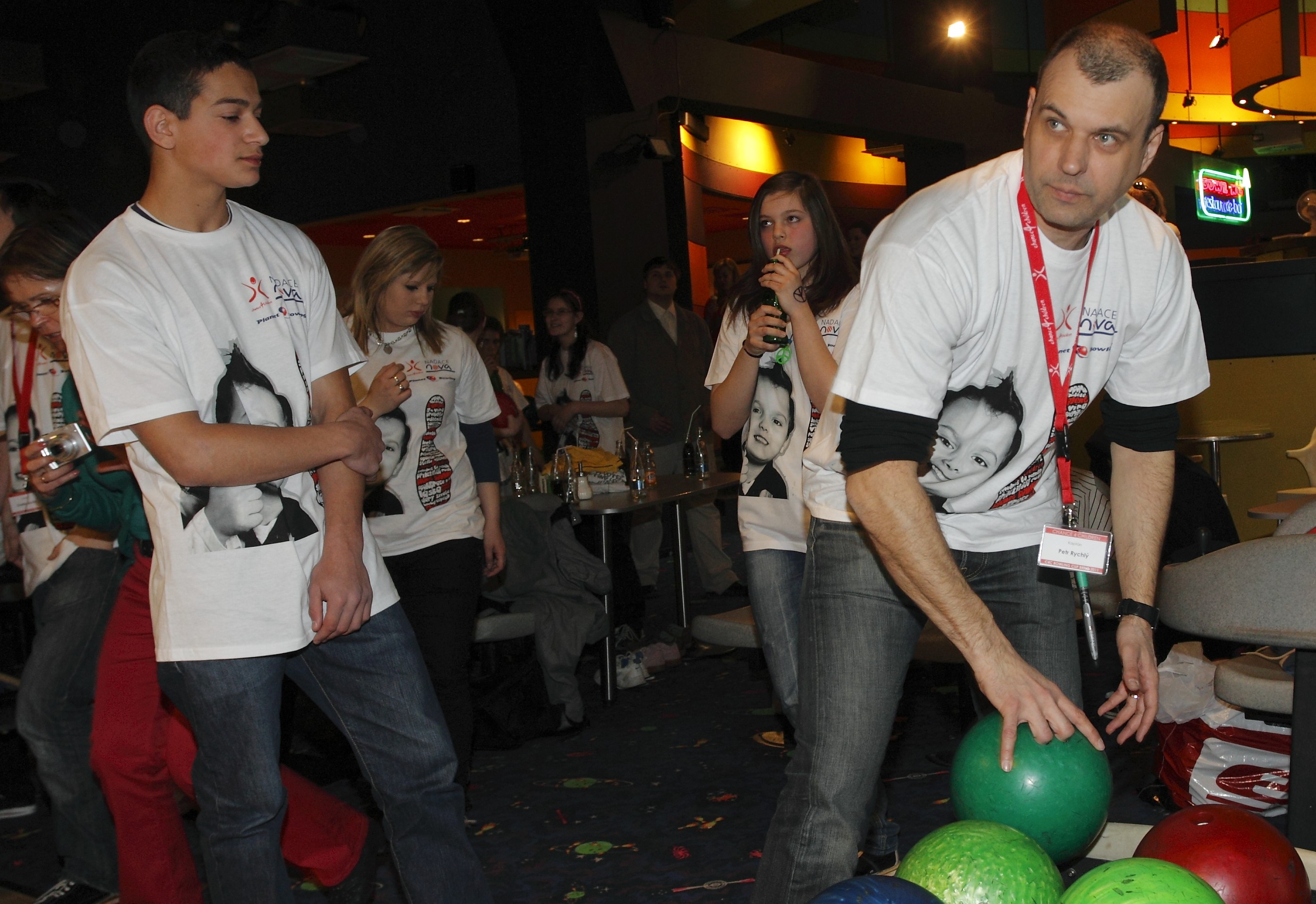 Hvězdy Novy si zahrály bowling s dětmi z dětských domovů