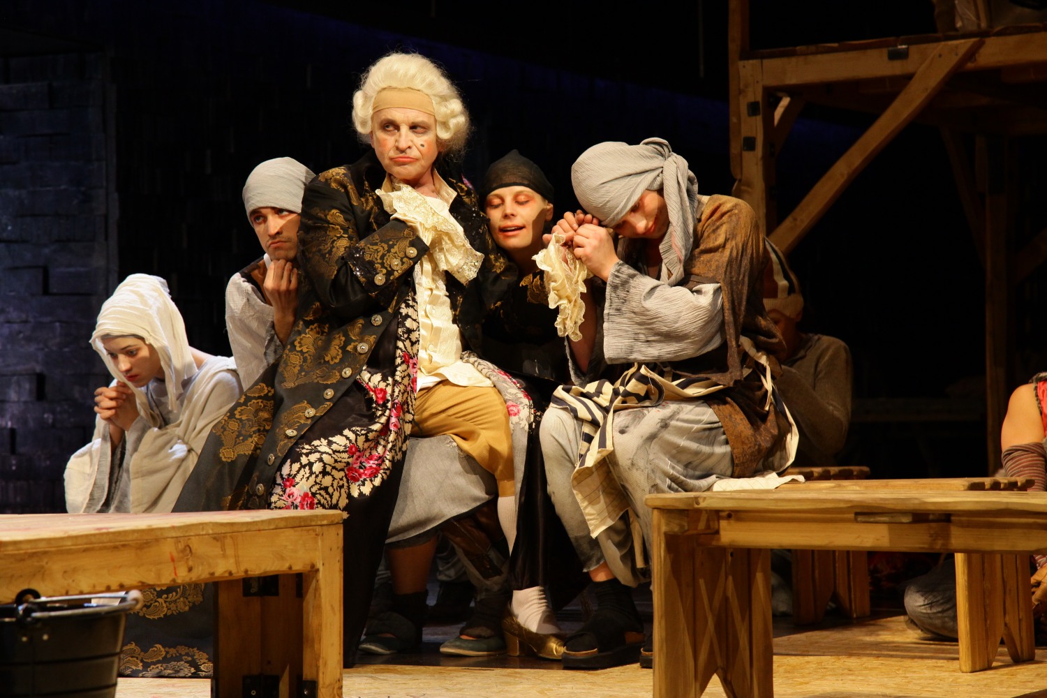 Weissova hra Marat/Sade bývá označována za »totální divadlo«