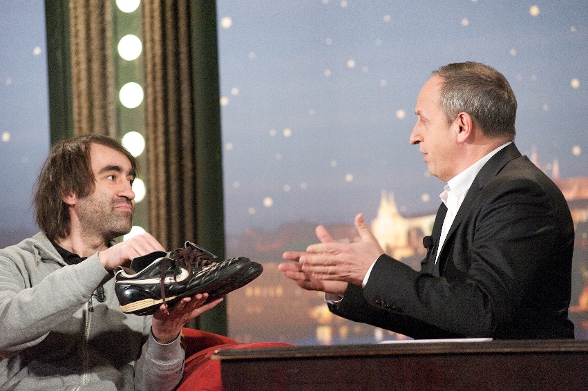 Režisér Jakub Kohák dal Janu Krausovi svoje fotbalové boty!