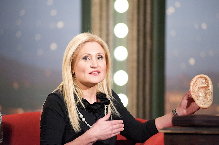 Podívejte se, jak Janu Krausovi napíchli ucho, aby přestal kouřit!