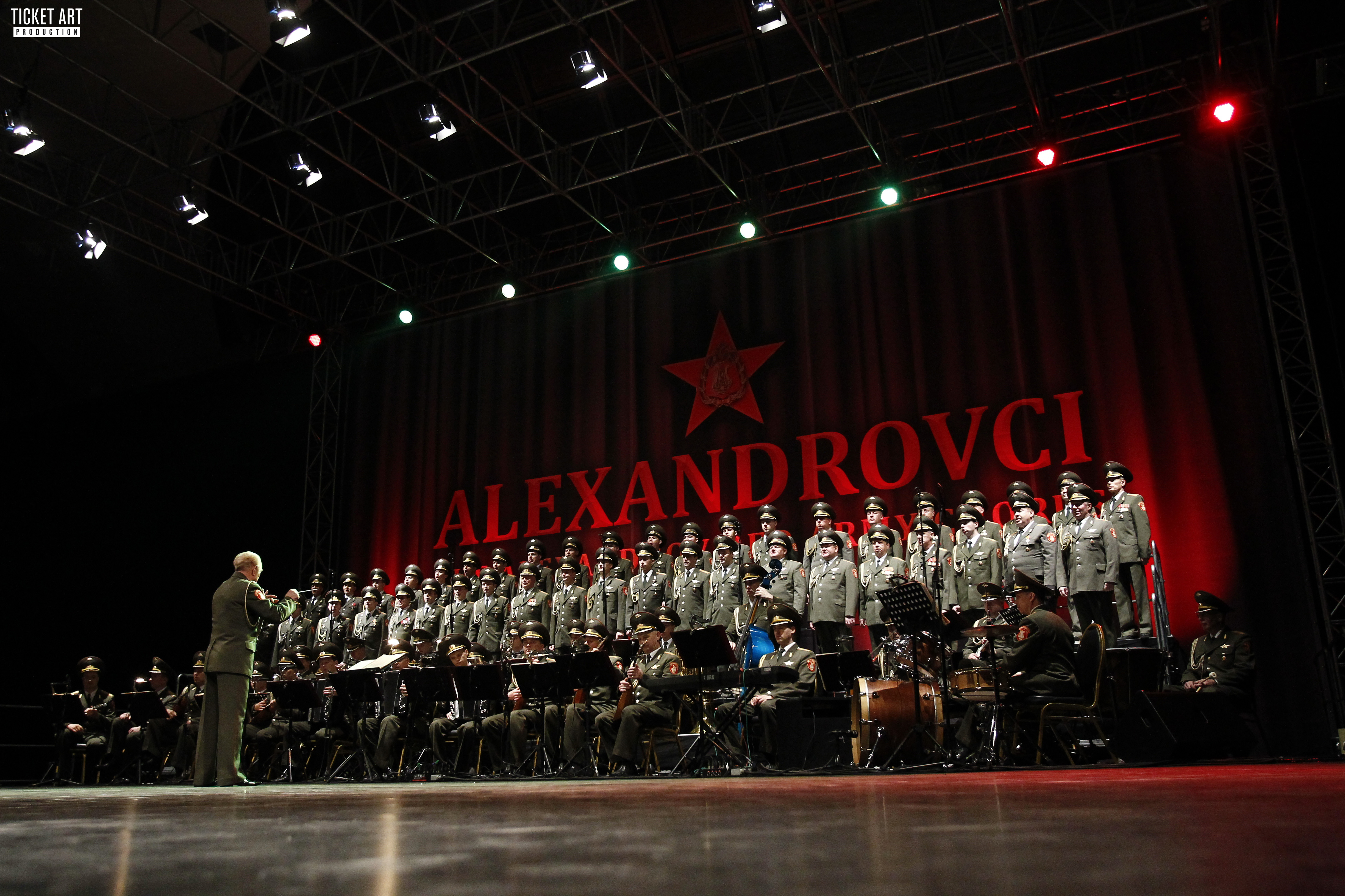 Největší turné Alexandrovců začalo! A přijeli i se svou nejmladší sólistkou!