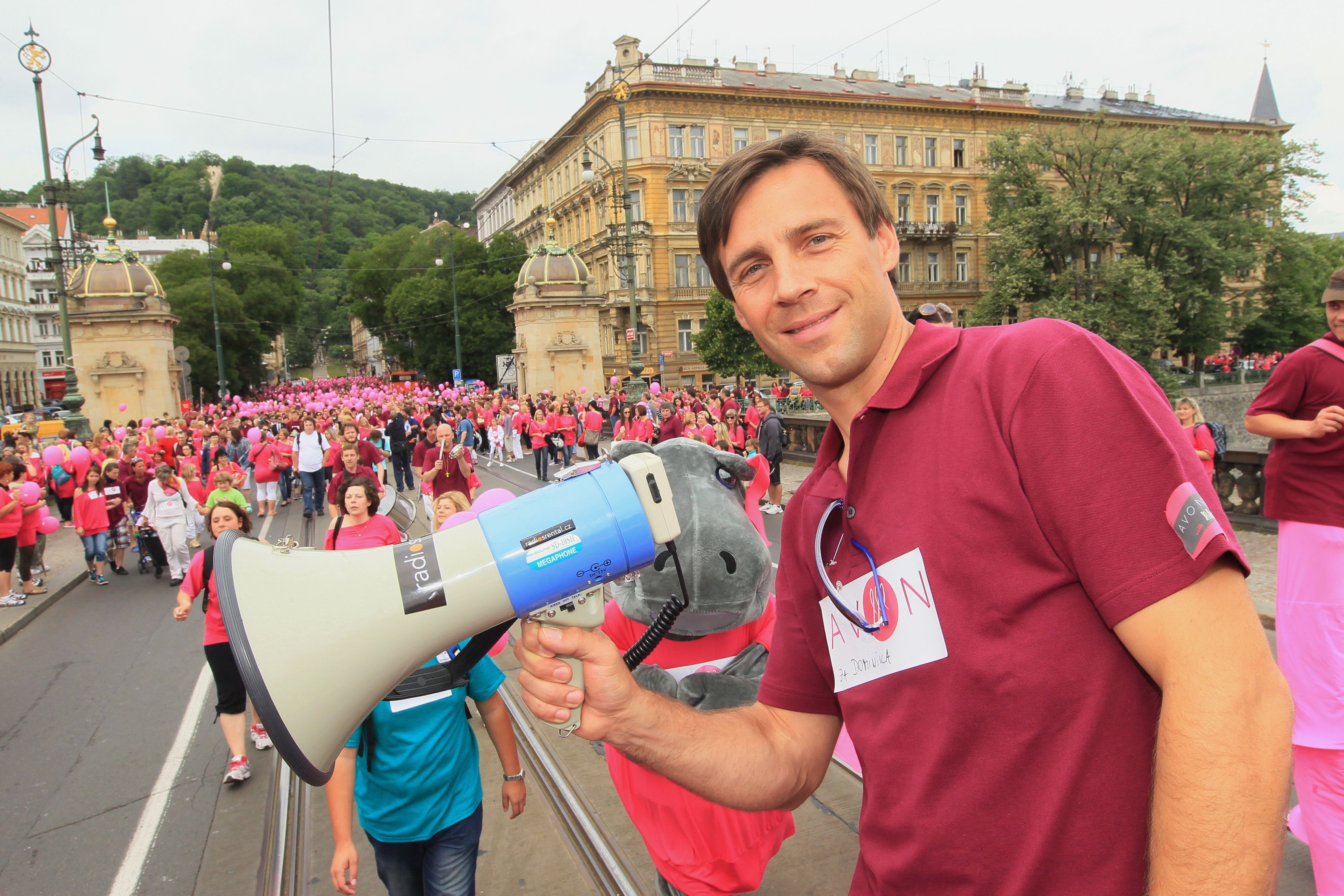 Herečky Brodská a Stašová pochodovaly proti rakovině prsu!