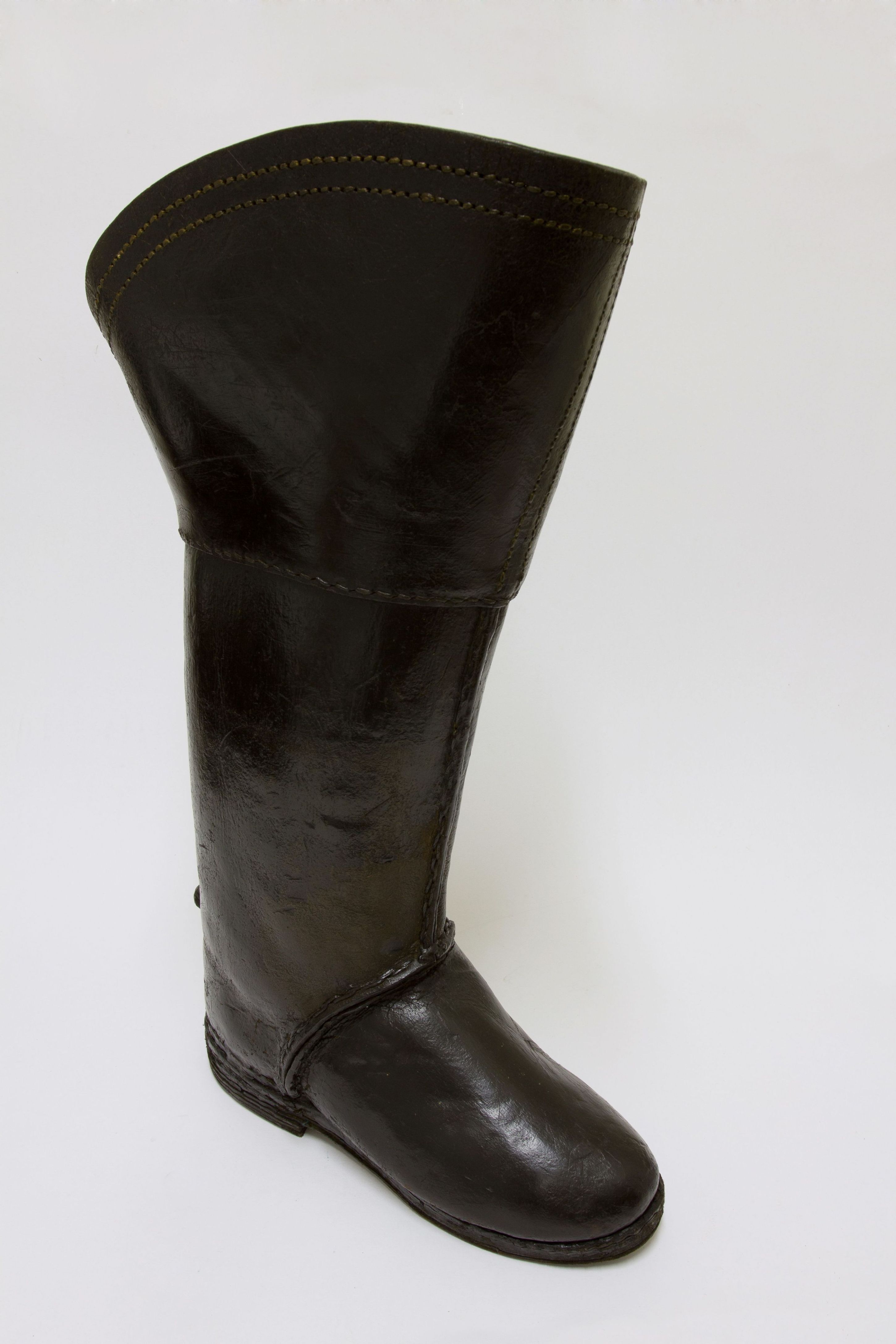 Vystaví historickou holínku z roku 1800, Zátopkovy tretry i designové boty