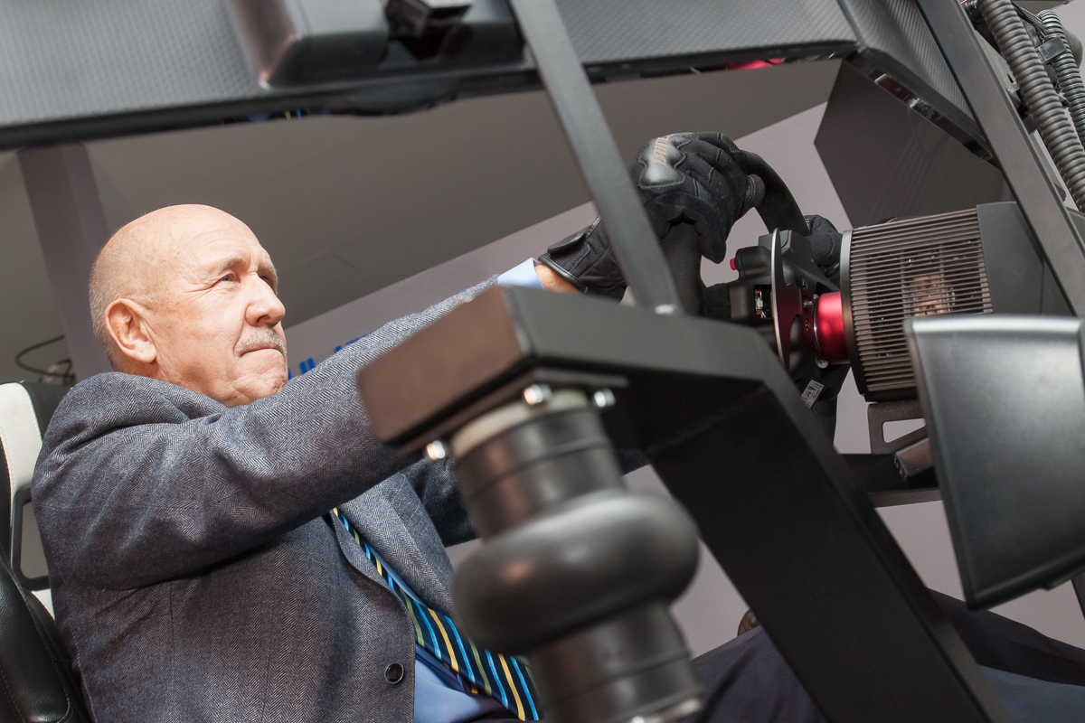 Nárožný, Dvořák a Jelínek jako piloti formule 1