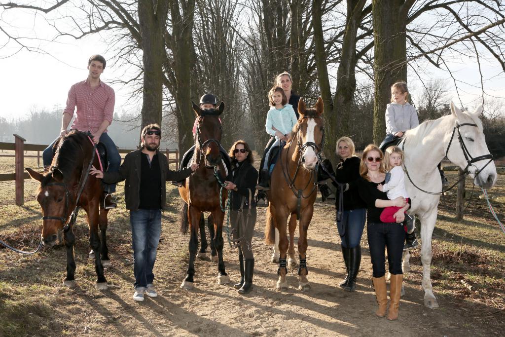 Podívejte se na známé herce, jak se prohánějí na koních