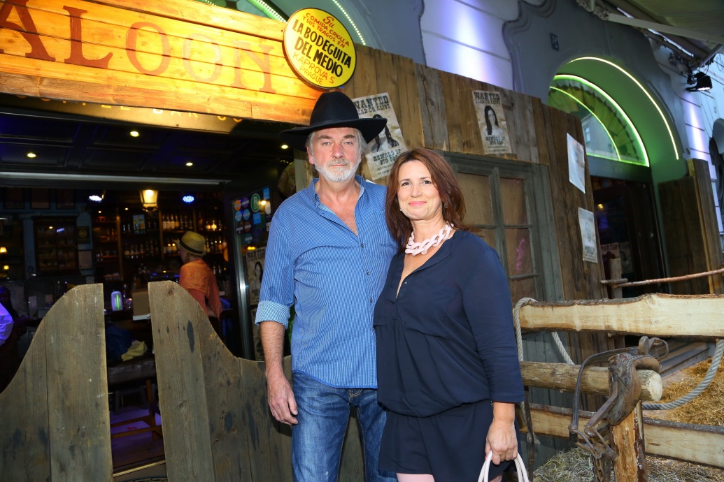 Víme, co dělal kovboj Kratina v baru v centru Prahy