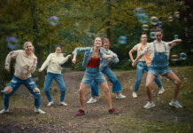 Herečka a zpěvačka Ivana Korolová vydává novou píseň pro svou dceru Amélii