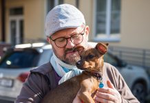 Karel Zima křtil i obdaroval opuštěná zvířata